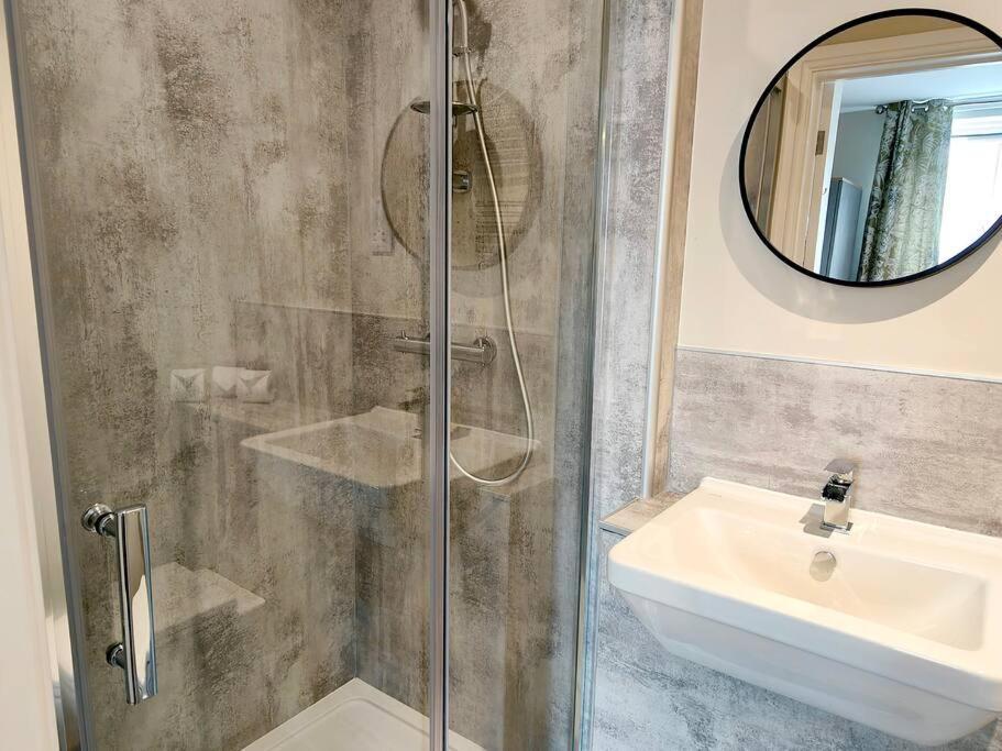 Carvetii - Anne House Room 2 - Dbl Bed First Floor En-Suite Карлайл Екстериор снимка